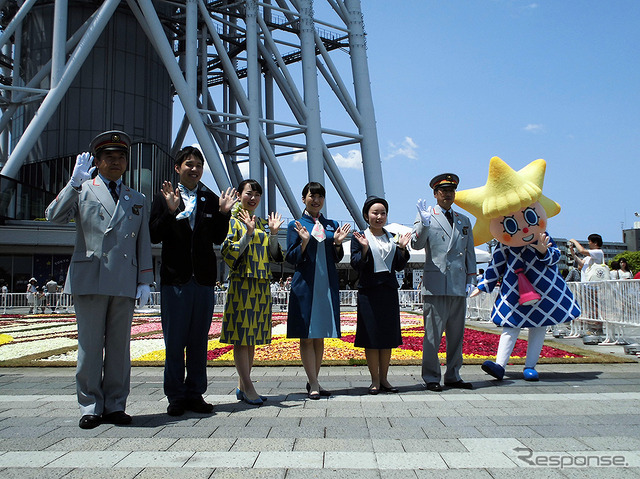 初日の22日には、東京スカイツリータウン開業4周年記念イベントに登壇した浅草駅管区長・下総功治氏、とうきょうスカイツリー駅長・谷田貝淳氏ら(5月22日)。