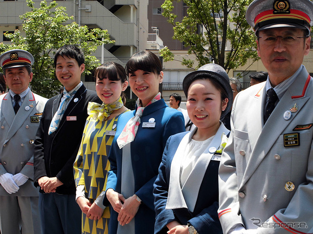 初日の22日には、東京スカイツリータウン開業4周年記念イベントに登壇した浅草駅管区長・下総功治氏、とうきょうスカイツリー駅長・谷田貝淳氏ら(5月22日)。