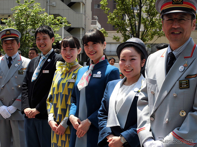 初日の22日には、東京スカイツリータウン開業4周年記念イベントに登壇した浅草駅管区長・下総功治氏、とうきょうスカイツリー駅長・谷田貝淳氏ら(5月22日)。