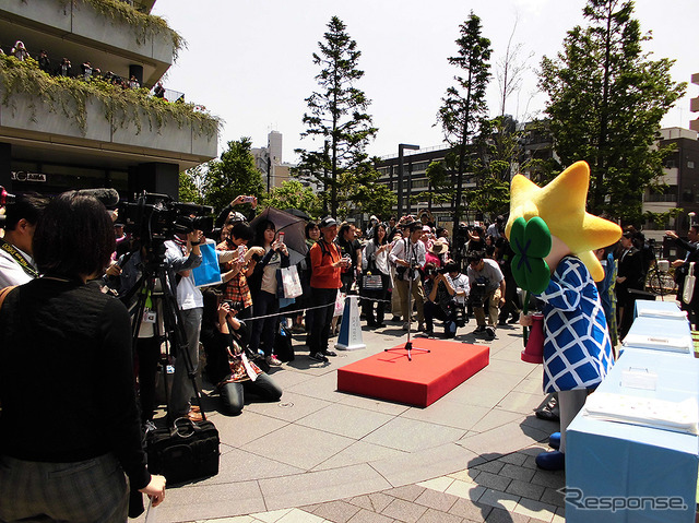 東京スカイツリータウン開業4周年にちなみ「しあわせの四つ葉のクローバー」の種とポットを来場者たちにプレゼント