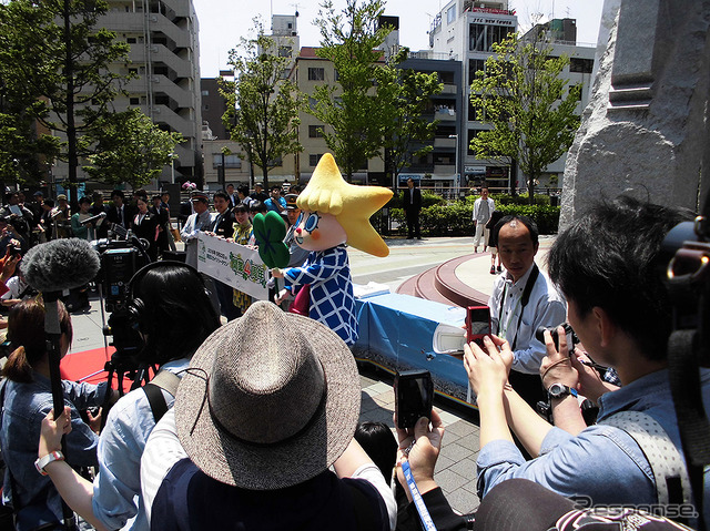 東京スカイツリータウン開業4周年にちなみ「しあわせの四つ葉のクローバー」の種とポットを来場者たちにプレゼント