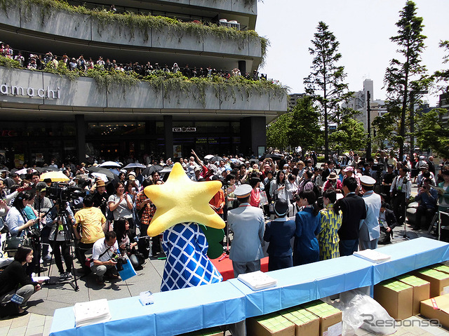 初日の22日には、東京スカイツリータウン開業4周年記念イベントに登壇した浅草駅管区長・下総功治氏、とうきょうスカイツリー駅長・谷田貝淳氏ら(5月22日)。