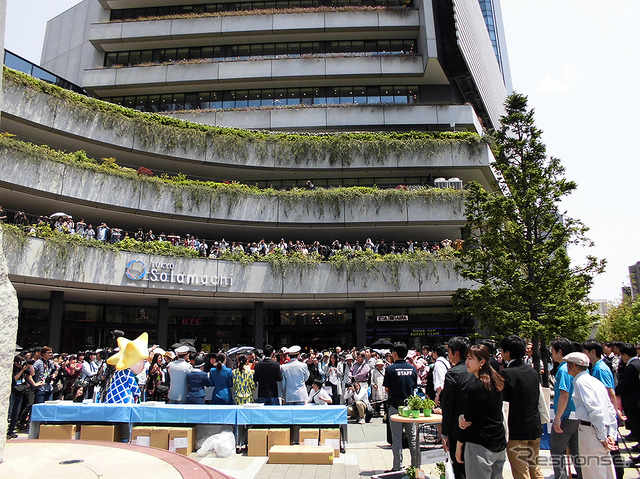 東京スカイツリータウン開業4周年にちなみ「しあわせの四つ葉のクローバー」の種とポットを来場者たちにプレゼント