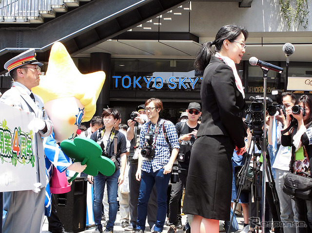 東京スカイツリータウン開業4周年記念イベントに登壇した、展望台事務室責任者の亀井寛代氏や浅草駅管区長・下総功治氏、とうきょうスカイツリー駅長・谷田貝淳氏ら(5月22日)