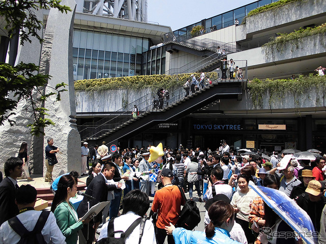 東京スカイツリータウン開業4周年にちなみ「しあわせの四つ葉のクローバー」の種とポットを来場者たちにプレゼントした