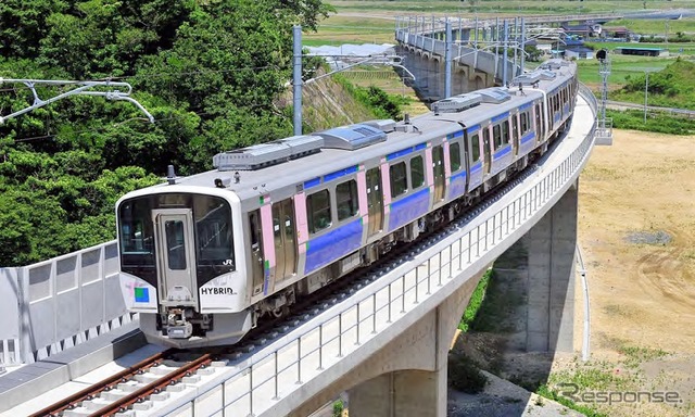 ローレル賞を受賞したHB-E210系。今後の地方都市近郊輸送に貢献する車両とされた。