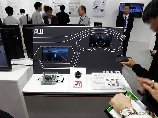 「超リアル3D市街図とメータークラスターの2画面連携ナビ」を参考出品したアイシン・エィ・ダブリュ(人とくるまのテクノロジー展2016横浜)