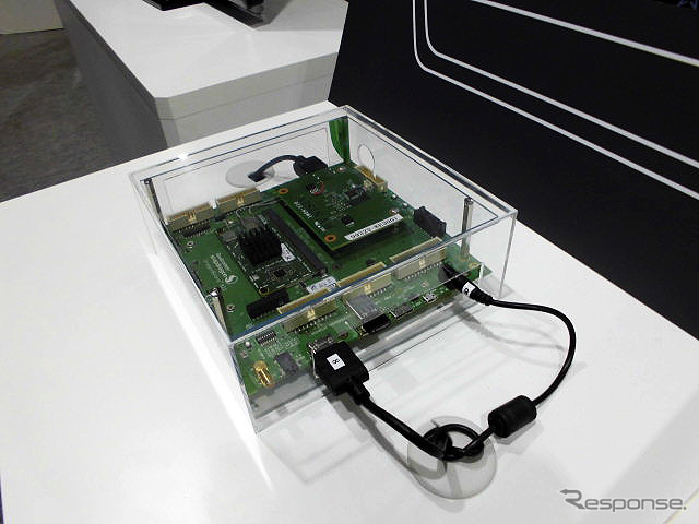 「超リアル3D市街図とメータークラスターの2画面連携ナビ」を参考出品したアイシン・エィ・ダブリュ(人とくるまのテクノロジー展2016横浜)