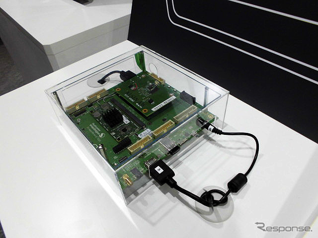 「超リアル3D市街図とメータークラスターの2画面連携ナビ」を参考出品したアイシン・エィ・ダブリュ(人とくるまのテクノロジー展2016横浜)
