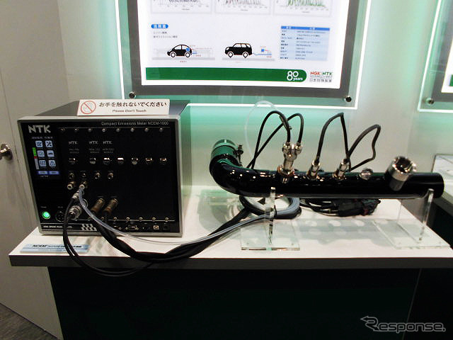 今秋発売のコンパクトマルチガス計測器を先行展示した日本特殊陶業(人とくるまのテクノロジー展2016横浜)
