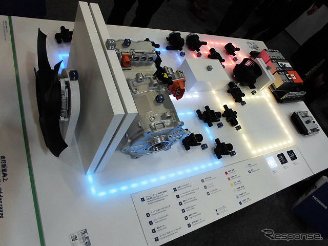 「電気自動車向けインテリジェント・サーマルマネジメント」などを展示したボッシュ（人とくるまのテクノロジー展2016横浜）