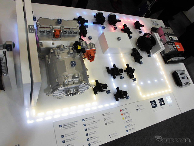 「電気自動車向けインテリジェント・サーマルマネジメント」などを展示したボッシュ（人とくるまのテクノロジー展2016横浜）