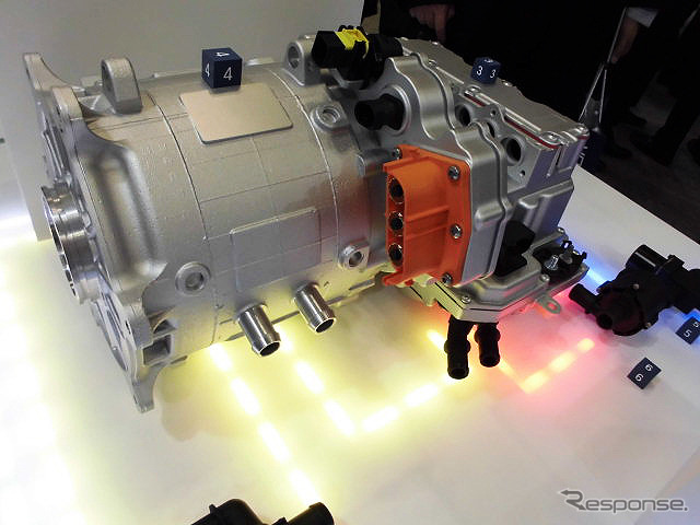 「電気自動車向けインテリジェント・サーマルマネジメント」などを展示したボッシュ（人とくるまのテクノロジー展2016横浜）