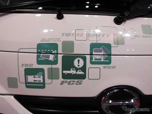 日野は、衝突被害を軽減させるPCSを初搭載した小型トラック『デュトロ』を展示(人とくるまのテクノロジー展2016横浜)