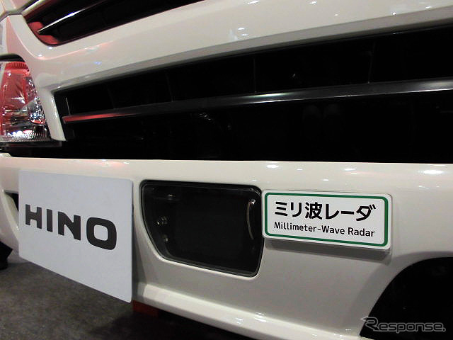 日野は、衝突被害を軽減させるPCSを初搭載した小型トラック『デュトロ』を展示(人とくるまのテクノロジー展2016横浜)