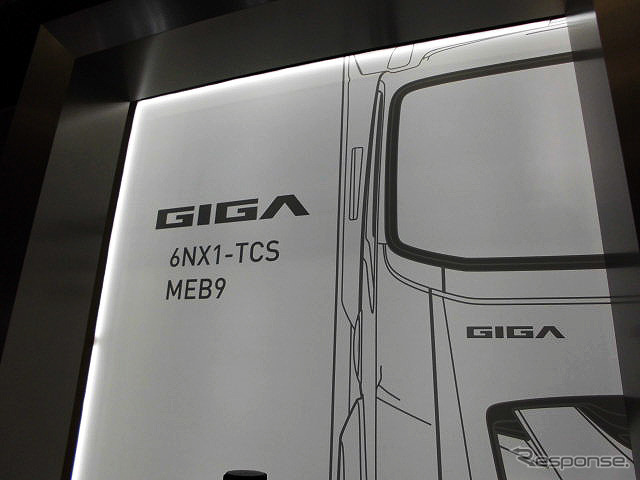 いすゞは、エンジンの6UZ1-TCS、6UV1-CNG、6NX1-TCS、RZ4E-TCや、トランスミッションのMEB9、MVL6などを展示(人とくるまのテクノロジー展2016横浜)