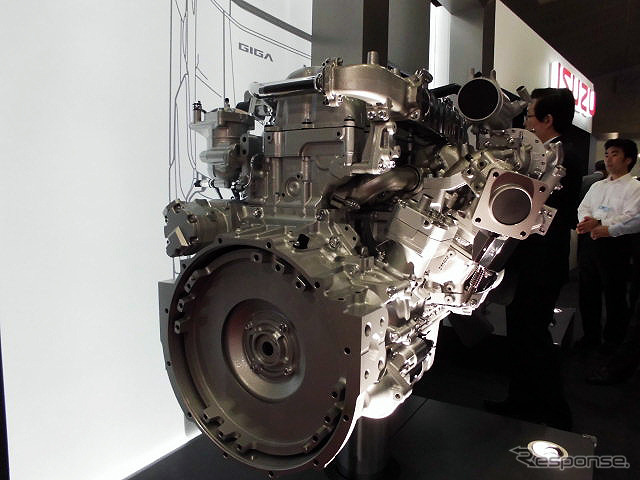 いすゞは、エンジンの6UZ1-TCS、6UV1-CNG、6NX1-TCS、RZ4E-TCや、トランスミッションのMEB9、MVL6などを展示(人とくるまのテクノロジー展2016横浜)