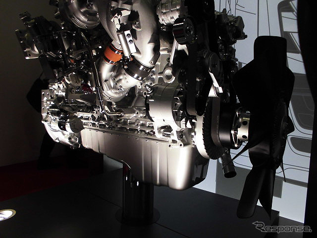 いすゞは、エンジンの6UZ1-TCS、6UV1-CNG、6NX1-TCS、RZ4E-TCや、トランスミッションのMEB9、MVL6などを展示(人とくるまのテクノロジー展2016横浜)