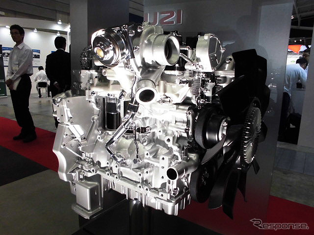 いすゞは、エンジンの6UZ1-TCS、6UV1-CNG、6NX1-TCS、RZ4E-TCや、トランスミッションのMEB9、MVL6などを展示(人とくるまのテクノロジー展2016横浜)