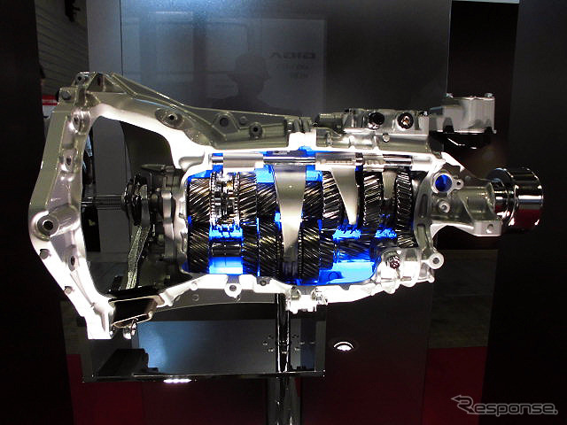 いすゞは、エンジンの6UZ1-TCS、6UV1-CNG、6NX1-TCS、RZ4E-TCや、トランスミッションのMEB9、MVL6などを展示(人とくるまのテクノロジー展2016横浜)