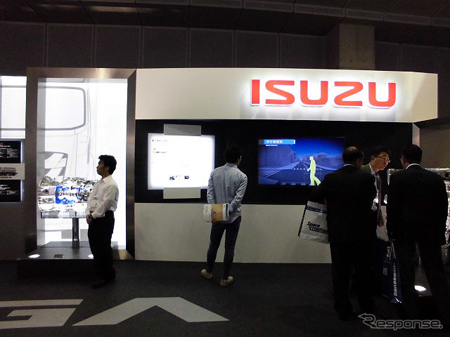 いすゞは、エンジンの6UZ1-TCS、6UV1-CNG、6NX1-TCS、RZ4E-TCや、トランスミッションのMEB9、MVL6などを展示(人とくるまのテクノロジー展2016横浜)