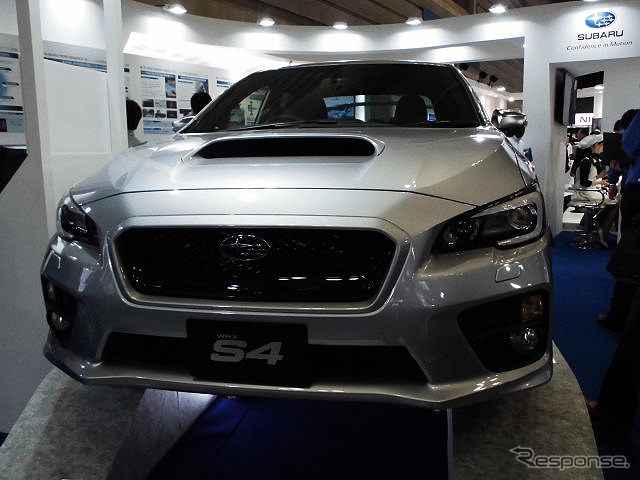 『WRX S4』のシンメトリカルAWDやサスペンションをフロア側から眺められるように展示したスバル(人とくるまのテクノロジー展2016横浜)