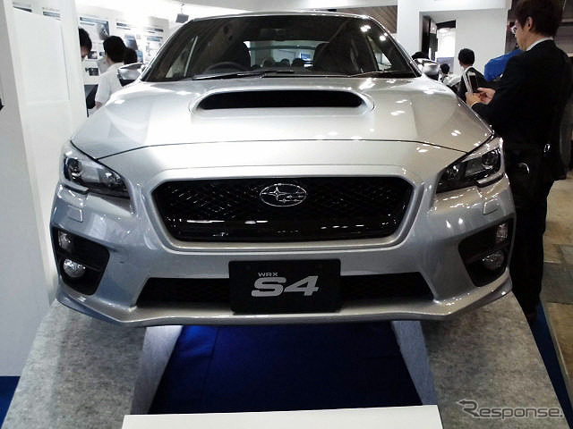 『WRX S4』のシンメトリカルAWDやサスペンションをフロア側から眺められるように展示したスバル(人とくるまのテクノロジー展2016横浜)