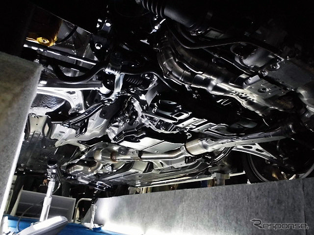 『WRX S4』のシンメトリカルAWDやサスペンションをフロア側から眺められるように展示したスバル（人とくるまのテクノロジー展2016横浜）