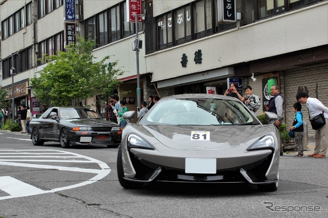 小諸市内をパレードするマクラーレン 570S