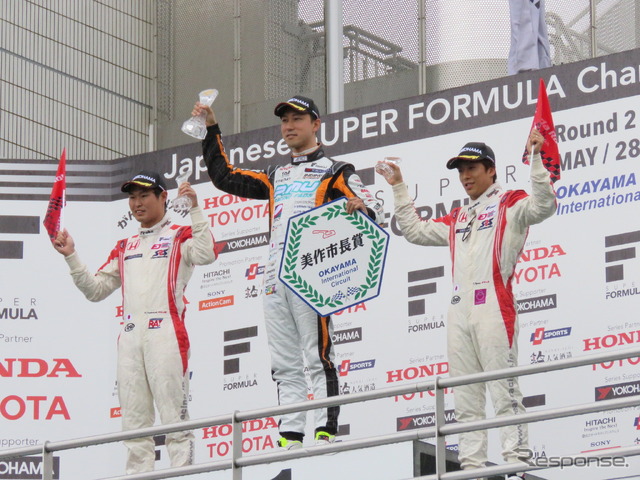 左から2位の塚越、優勝の石浦、3位の伊沢。