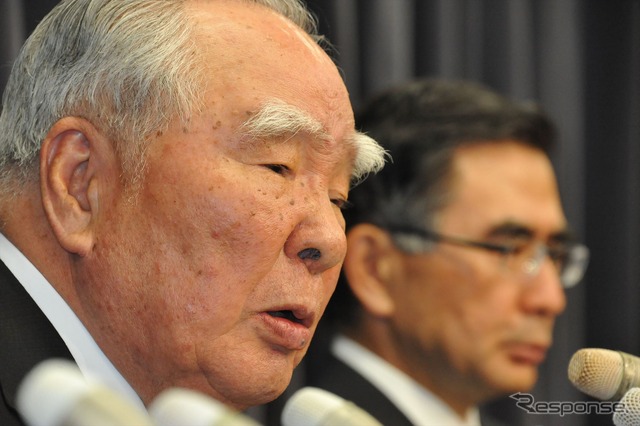 「不正が積み重なった」と謝罪するスズキ・鈴木治会長と鈴木俊宏社長（奥）