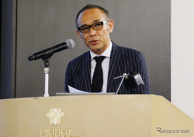 挨拶するデザイン部門委員会の高嶋晋治 委員長(本田技術研究所)