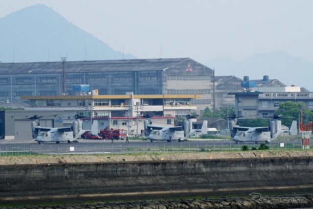 広島へリポートに並ぶオスプレイ。非現実的な光景だ。