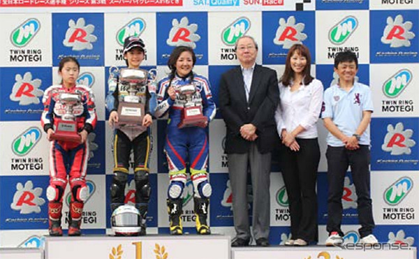 レディースロードレース第2戦のプレゼンターとして登場した井形ともさん（右）