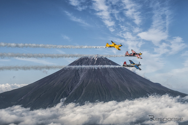 室屋義秀選手がエアレース・パイロットたちを率いて富士山でおもてなしフライト(6月1日)