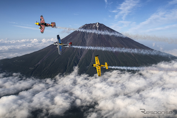 室屋義秀選手がエアレース・パイロットたちを率いて富士山でおもてなしフライト(6月1日)