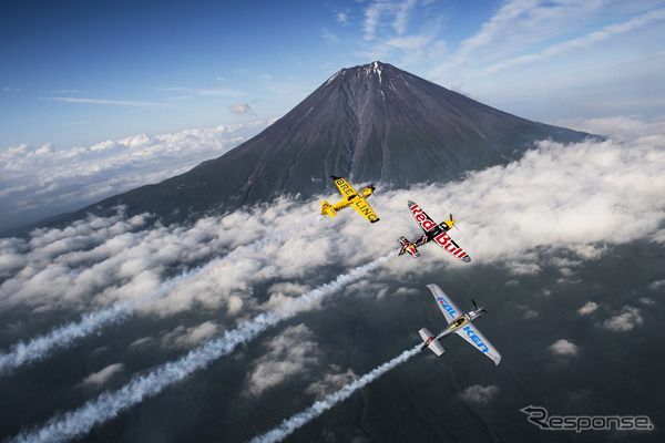 室屋義秀選手がエアレース・パイロットたちを率いて富士山でおもてなしフライト(6月1日)