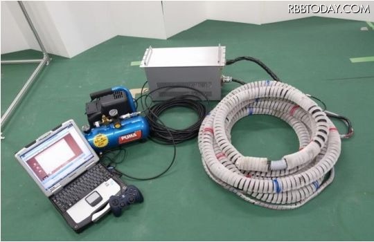 能動スコープカメラのシステム一式。写真右側の蛇腹状の白いホースのような部分が瓦礫内に侵入していく(画像はプレスリリースより)