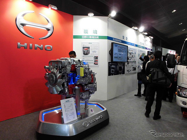 日野は、衝突被害を軽減させるPCSを初搭載した小型トラック『デュトロ』を展示(人とくるまのテクノロジー展2016横浜)