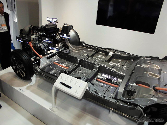 デュアルジェットエンジンと組む新型ハイブリッドシステムや、0.8リットル2気筒ディーゼルエンジンなどを展示したスズキ(人とくるまのテクノロジー展2016横浜)