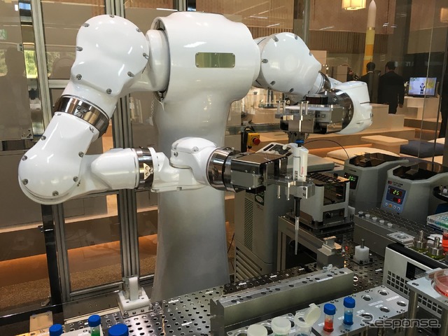 薬品開発用ヒューマノイド・ロボット「まほろ」