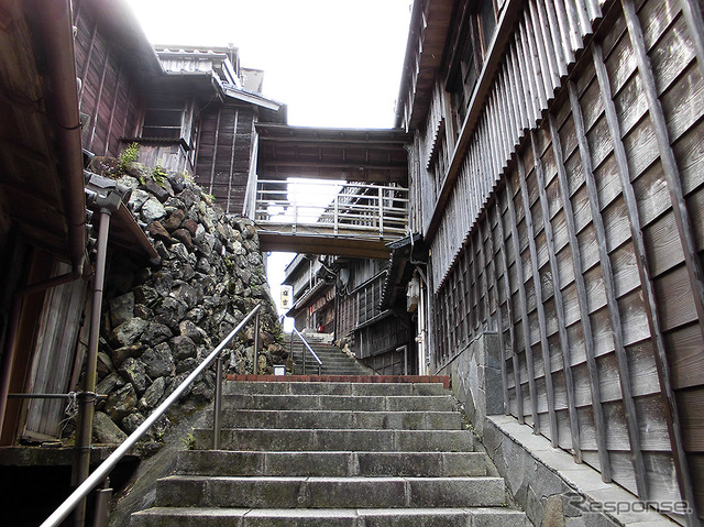 伊勢神宮、内宮と外宮を結ぶ旧街道・古市参宮街道を歩く。遊郭の名残、麻吉旅館も訪ねた(AIR & BUS成田発伊勢行きツアー)
