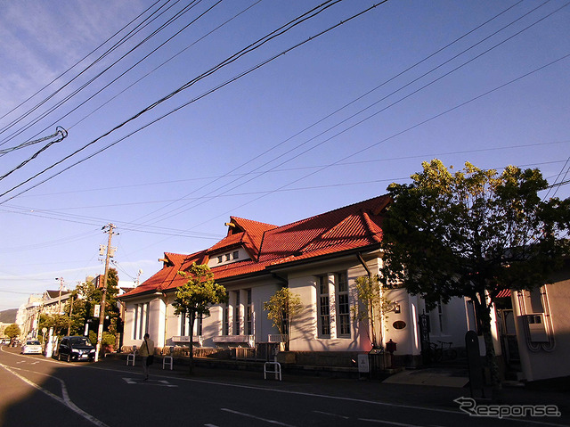 勢神宮外宮を出て、夕暮れどきの伊勢市駅前を歩く(AIR & BUS成田発伊勢行きツアー)