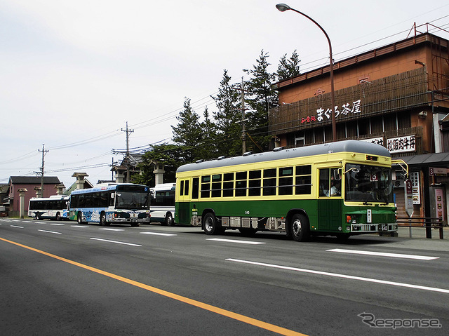明治期から昭和中ごろまで伊勢市内を走っていた路面電車「神都線」。その車体をイメージした神都バスにも出会った(AIR & BUS成田発伊勢行きツアー)