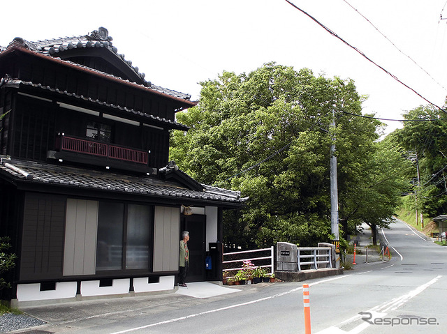 伊勢神宮、内宮と外宮を結ぶ旧街道・古市参宮街道を歩く。江戸時代のにぎわいを感じる猿田彦神社や麻吉旅館へ(AIR & BUS成田発伊勢行きツアー)