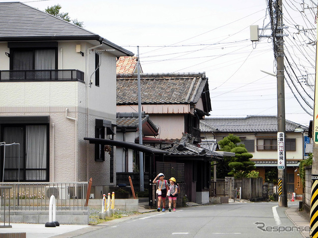 伊勢神宮、内宮と外宮を結ぶ旧街道・古市参宮街道を歩く。江戸時代のにぎわいを感じる猿田彦神社や麻吉旅館へ(AIR & BUS成田発伊勢行きツアー)