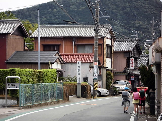 伊勢神宮、内宮と外宮を結ぶ旧街道・古市参宮街道を歩く。江戸時代のにぎわいを感じる猿田彦神社や麻吉旅館へ(AIR & BUS成田発伊勢行きツアー)