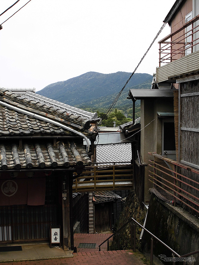 伊勢神宮、内宮と外宮を結ぶ旧街道・古市参宮街道を歩く。江戸時代のにぎわいを感じる猿田彦神社や麻吉旅館へ(AIR & BUS成田発伊勢行きツアー)