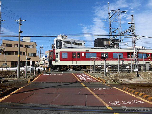 桜新道踏切でレンタサイクルを降り、伊勢市駅などを眺める（AIR & BUS成田発伊勢行きツアー）