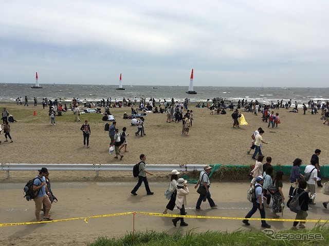 唐突に中止が発表され、観客が帰りだした。
